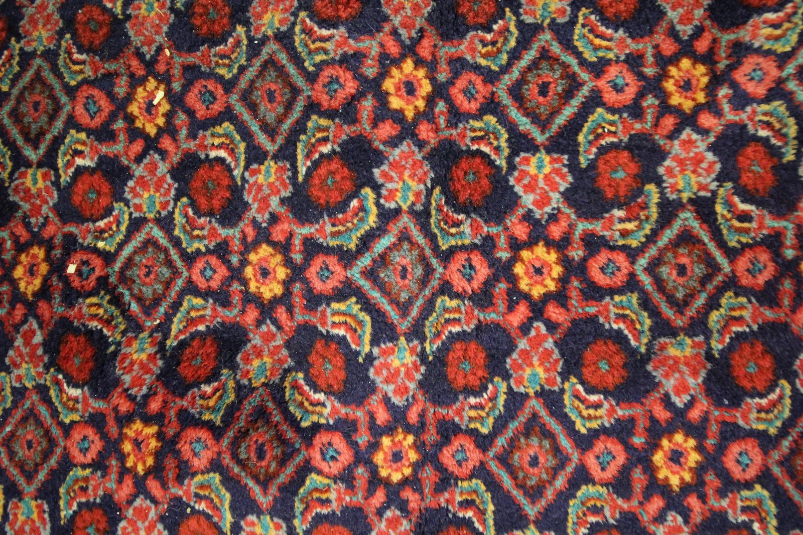 Tapis oriental géométrique traditionnel, fond rouge, fait main photo for sale