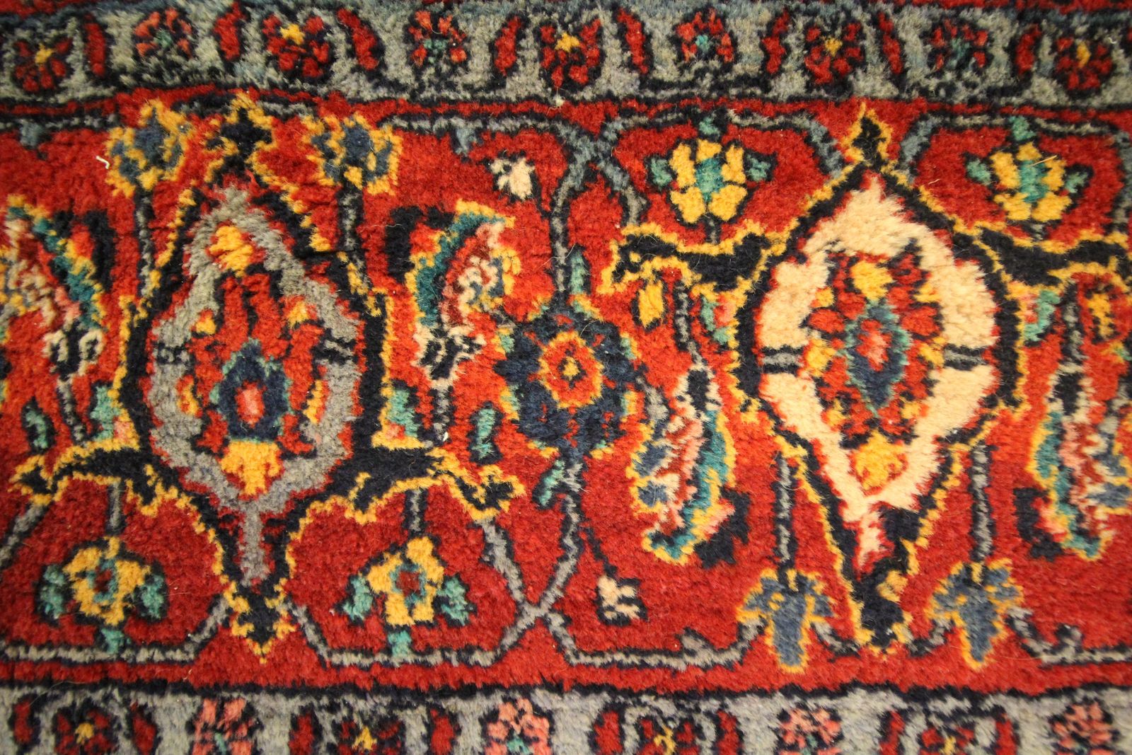 Handgeknoopt Oosters Vloerkleed met Geometrisch Patroon in Rood, Traditioneel photo vintage