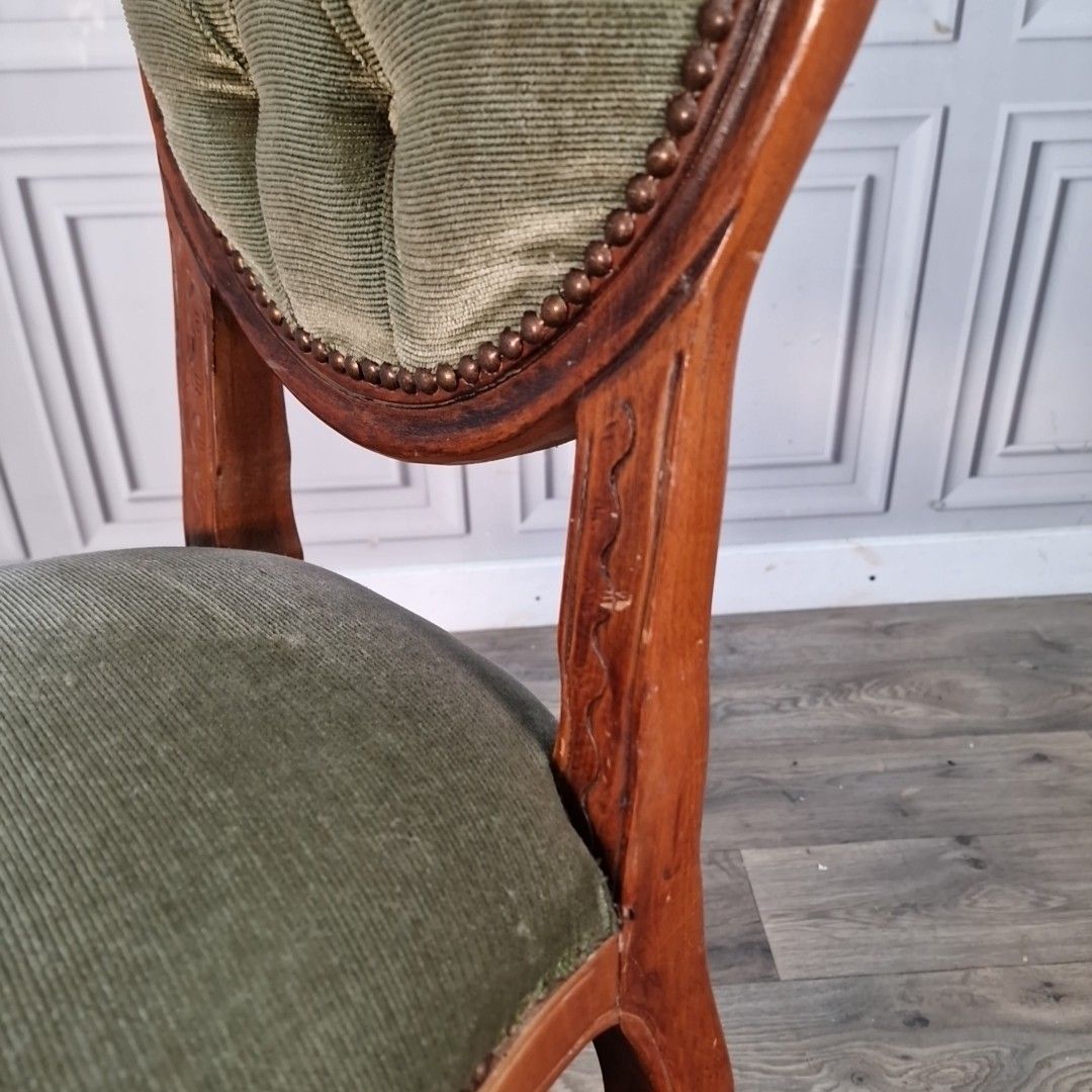 photo furniture Antique Style Bedroom Chair Button Back Louis Rococo Carved Wooden Seat Vintage