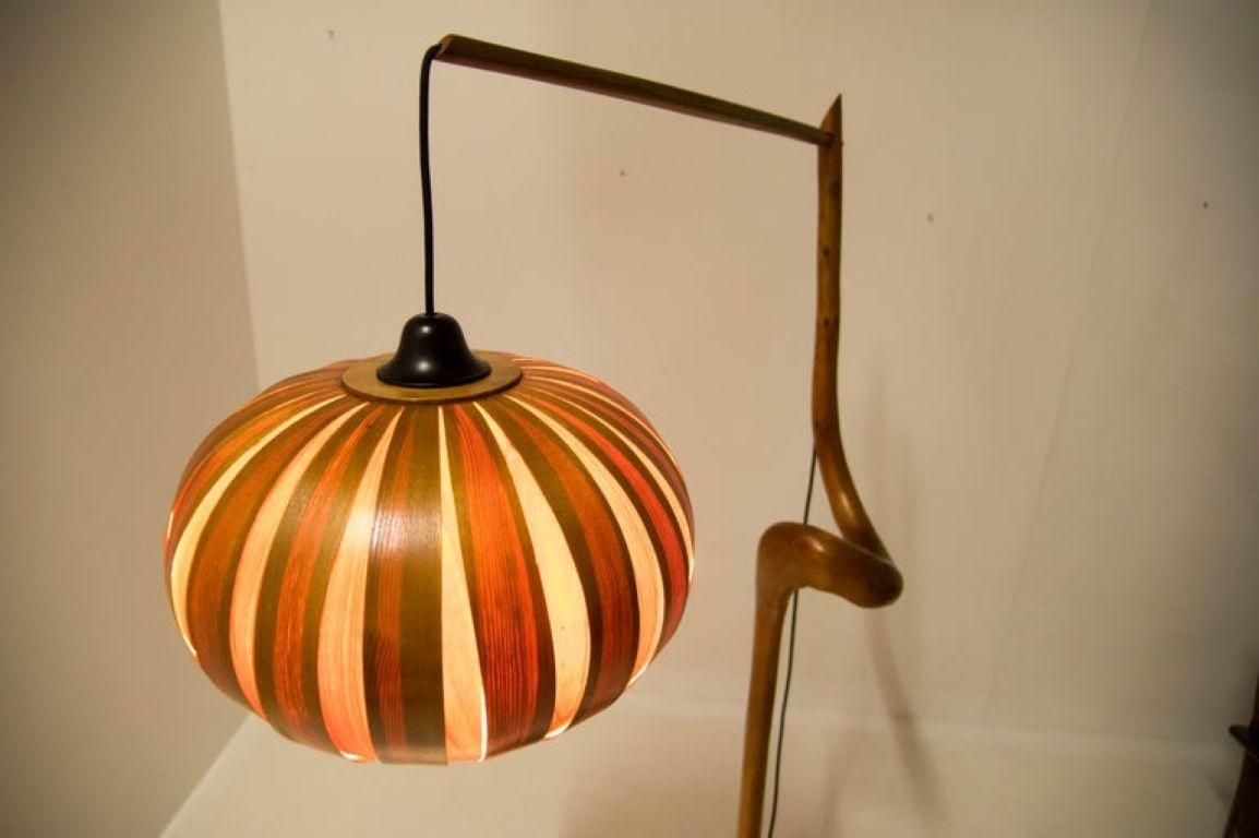 Mid-Century Modern sculpturele houten vloerlamp met fineer, ca. jaren 1960 photo for sale
