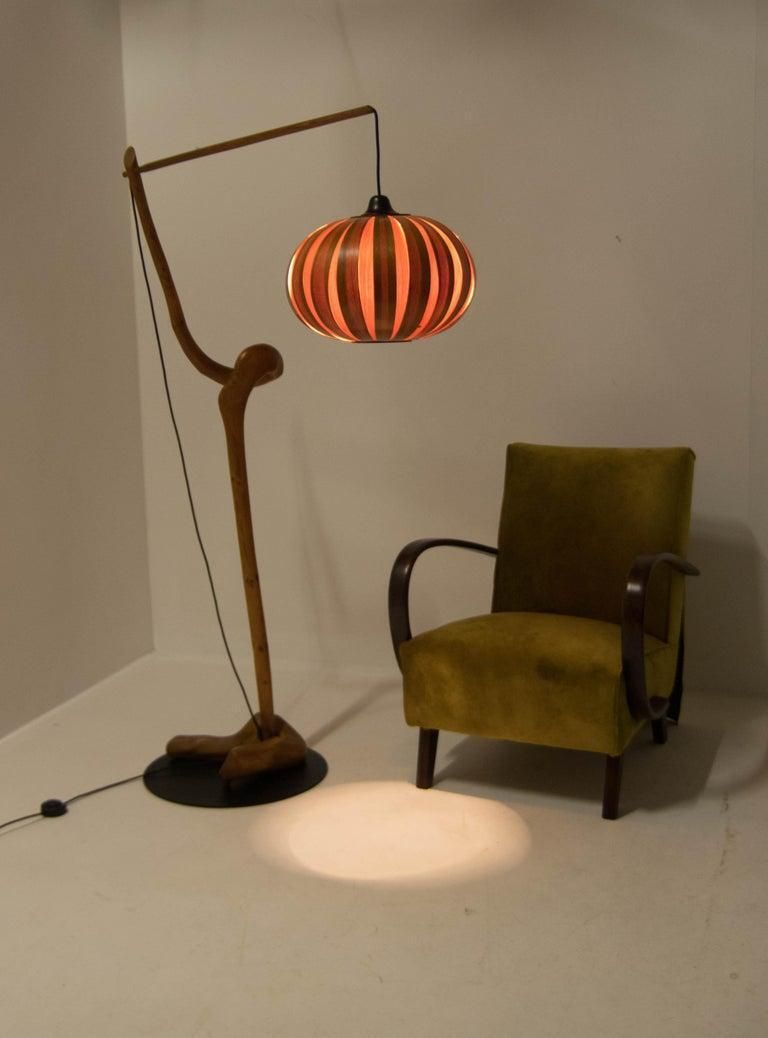 photo buy Mid-Century Modern sculpturele houten vloerlamp met fineer, ca. jaren 1960