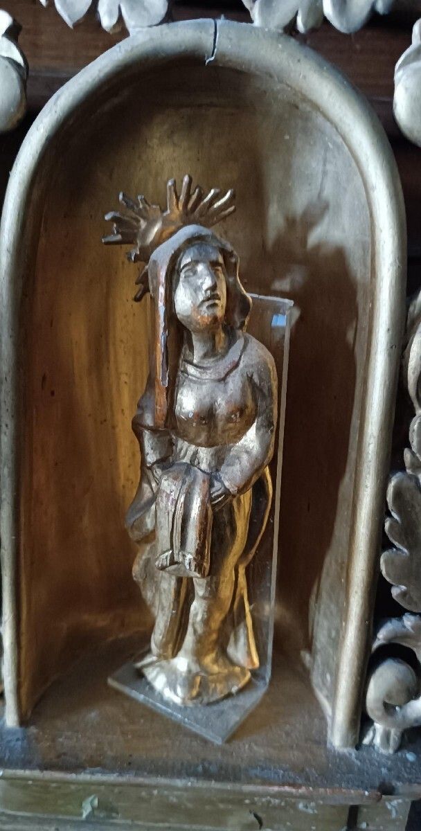 Antique Small Altar Adorned With A Gilded Wooden Sculpture Of The Virgin Mary – Baroque Period photo Art