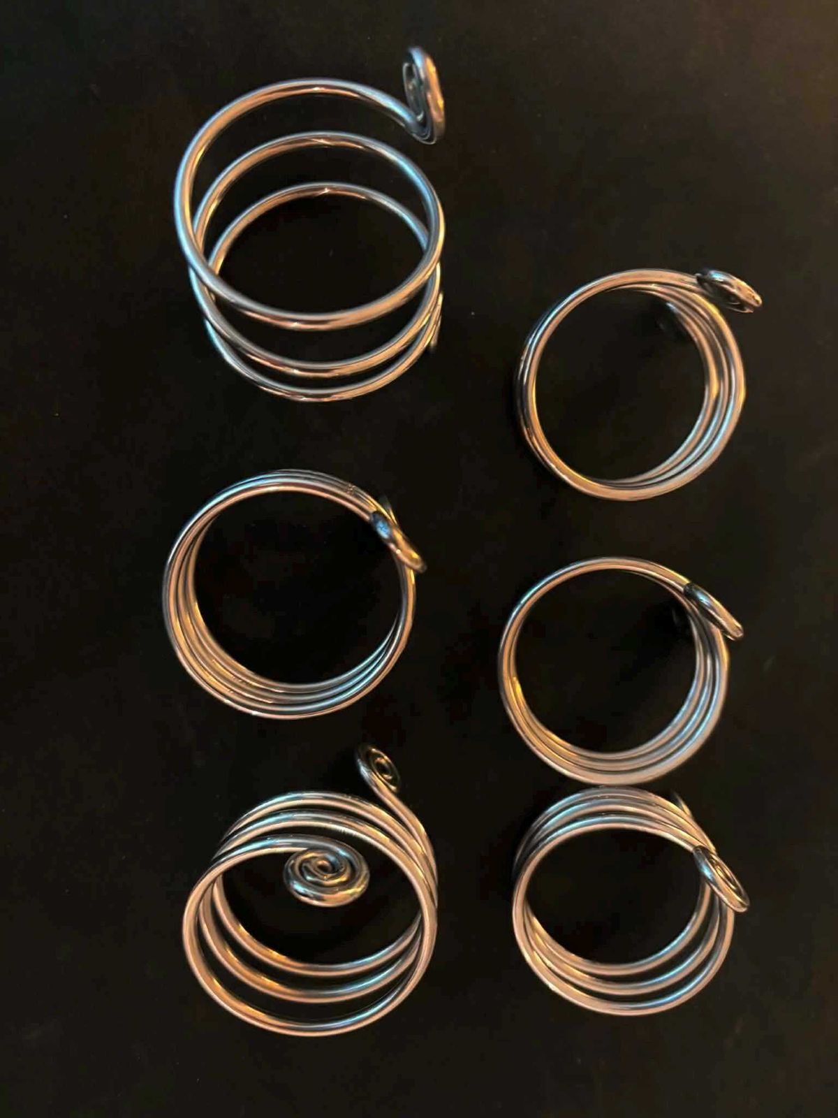 Woonaccessoires Set Van 6 Gedraaide Metalen Servietringen, Gesmeed Metaal, Spiraalvormige Serviethouders, Rustiek Brutalistisch Tafelgerei photo
