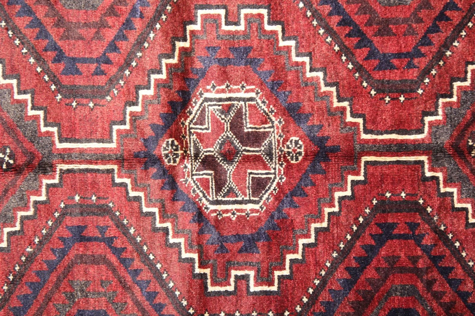 Tapis afghan oriental, tapis en laine rouge traditionnel tissé à la main photo Textiles