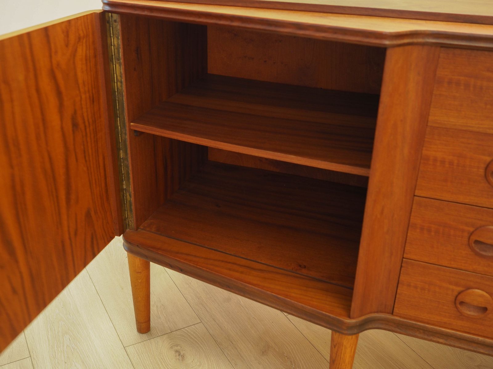 photo vinterior Buffet en teck, design danois, années 1960, fabriqué au Danemark