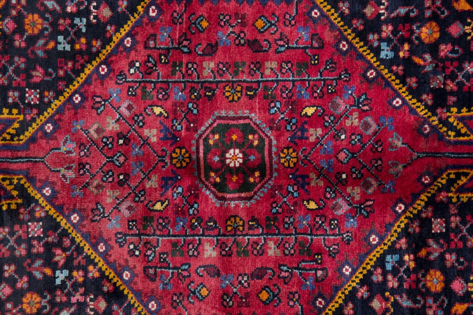 Tapis rustique vintage oriental, tapis en laine géométrique fait main photo furniture