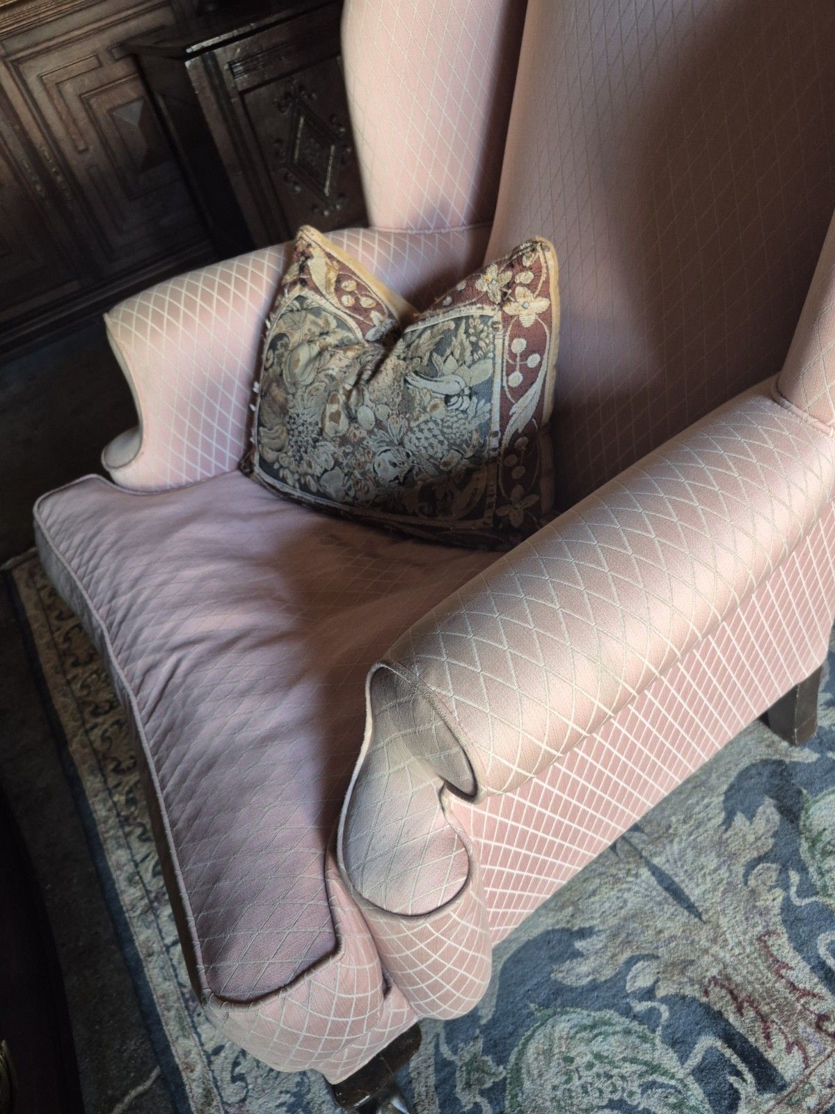 photo vinterior Pink Silk Georgian Style Vintage Gentlemans Humpback Armchair Ball & Claw Feet