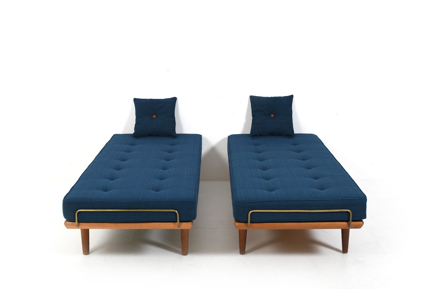 New Upholstered Pair Of Ge 19 Hans Wegner Daybeds photo Furniture