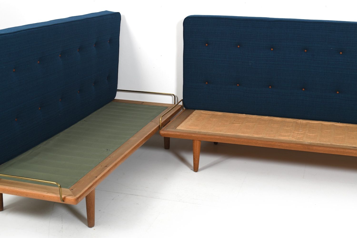 photo vinterior New Upholstered Pair Of Ge 19 Hans Wegner Daybeds