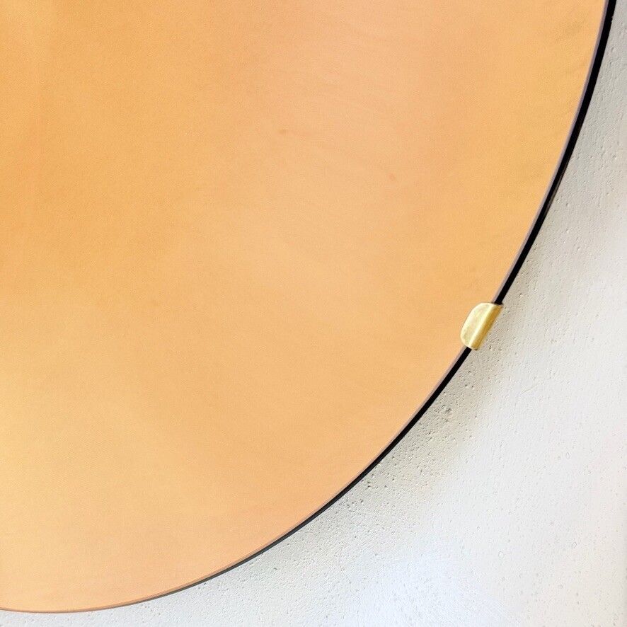 Italiaanse hedendaagse concave en gebogen rozégouden spiegel photo Woonaccessoires