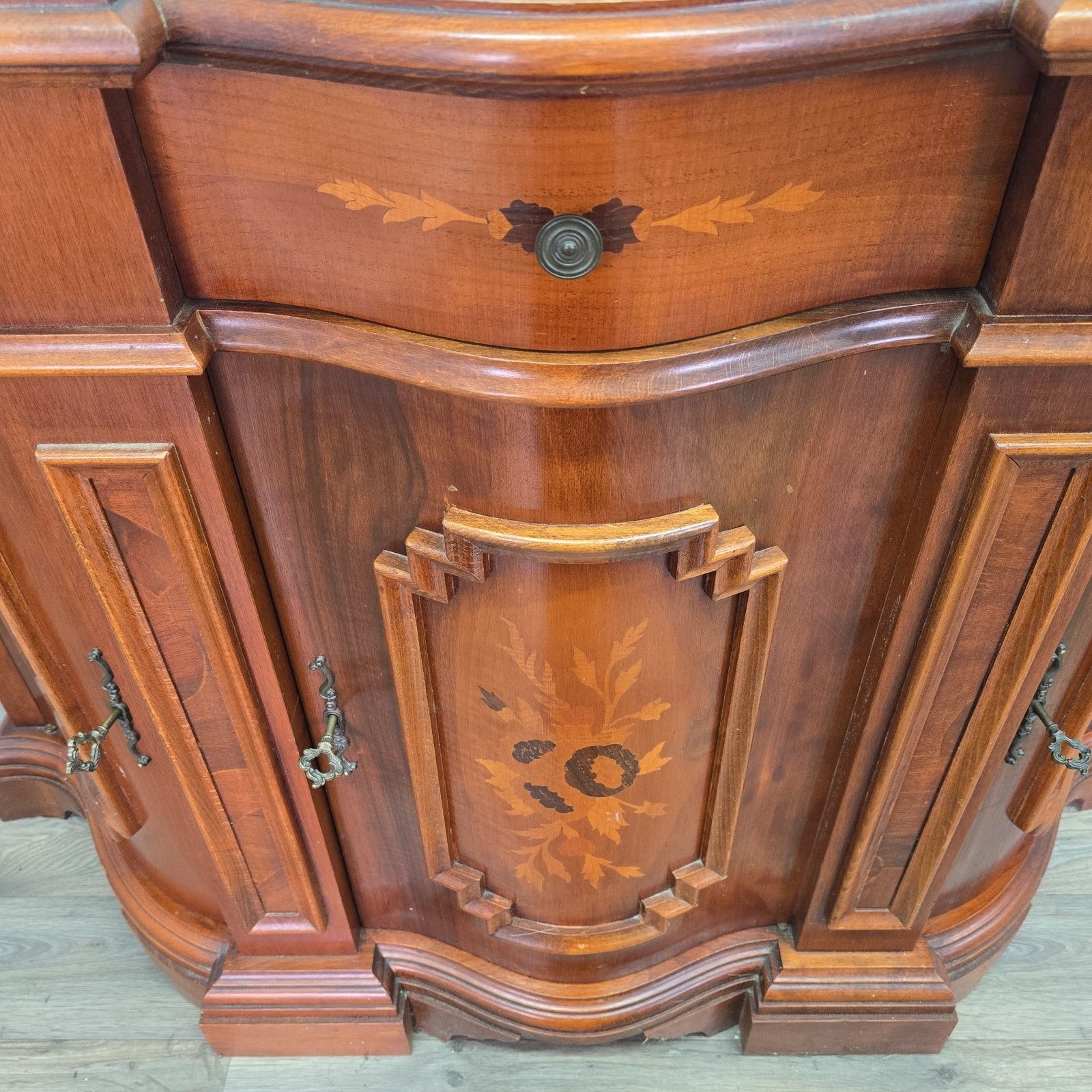 photo furniture Vintage Italian Sideboard Inlaid Serpentine Cabinet Cupboard Antique Style