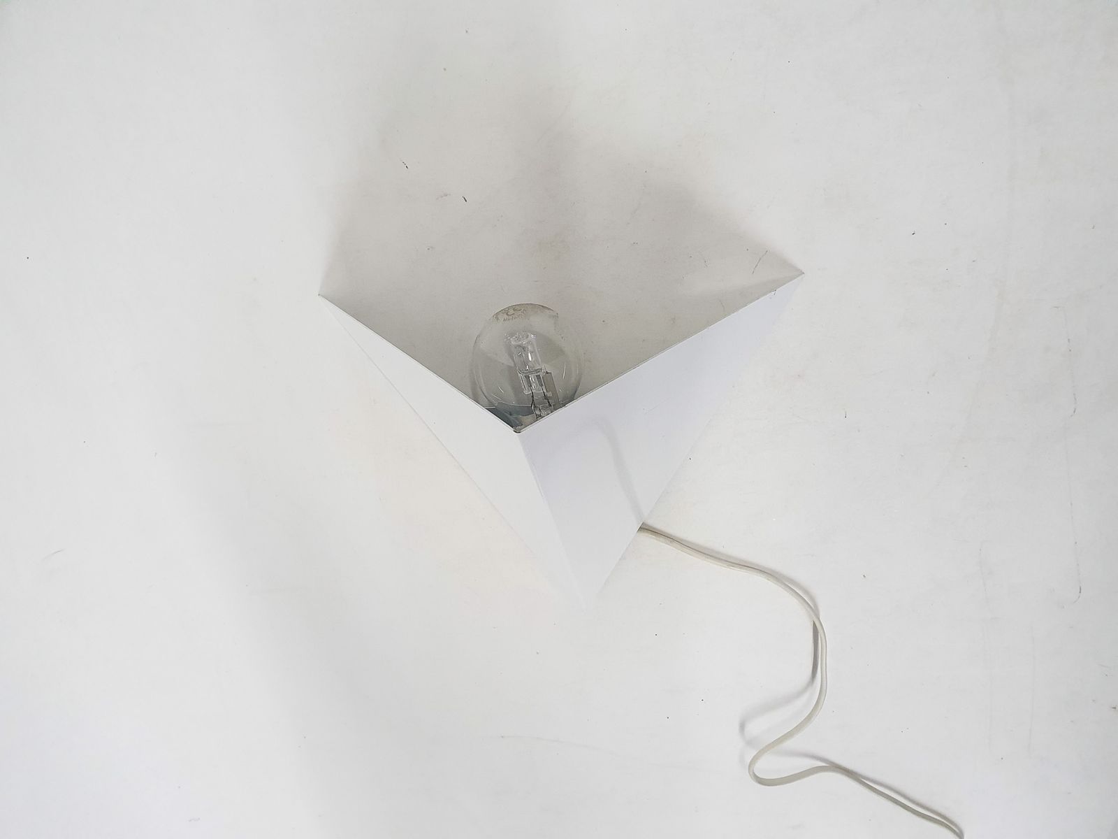Wit metalen geometrische wandlamp van Anvia, Nederland, ca. jaren 1960 photo for sale