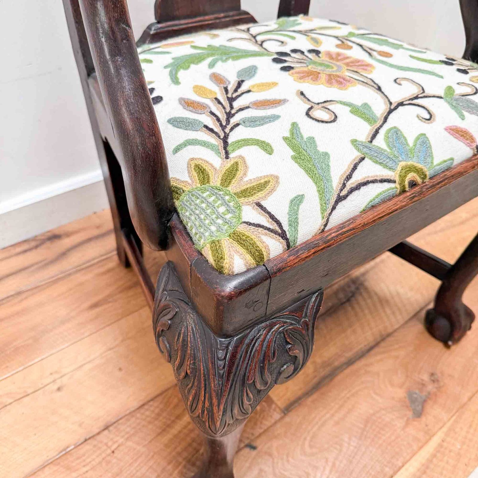 photo vinterior Antique Oak Carved Chair With Crewel Work Seat