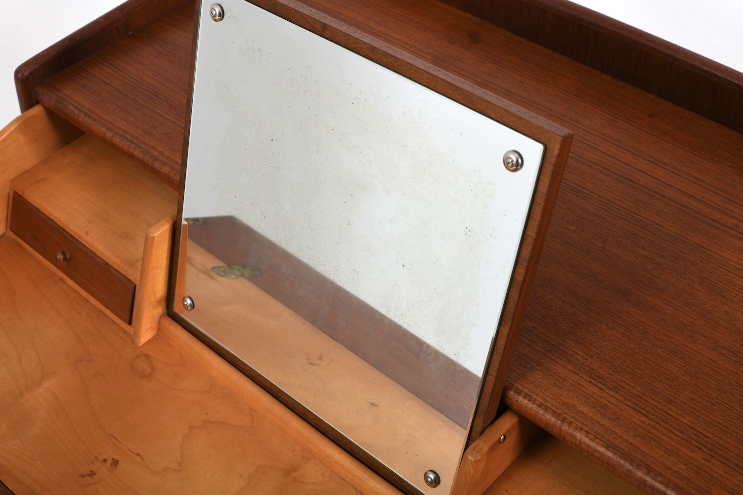 photo vinterior Fine Danish Dresser In Teak & Oak 1957