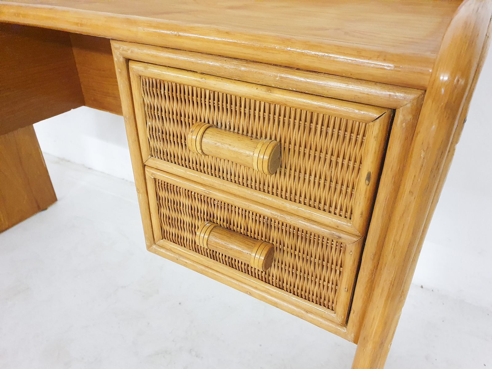 photo furniture Mid-Century Rotan Bureau of Kaptafel, Nederland, jaren 1970