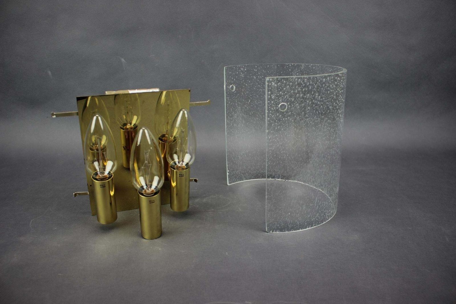 photo furniture Messing en bubbelglas wandlamp uit de jaren 1970, Duitsland