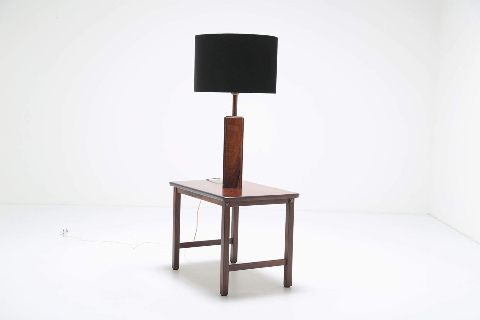 550.0 Lampe de table vintage danoise moderne en palissandre, années 1960. photo