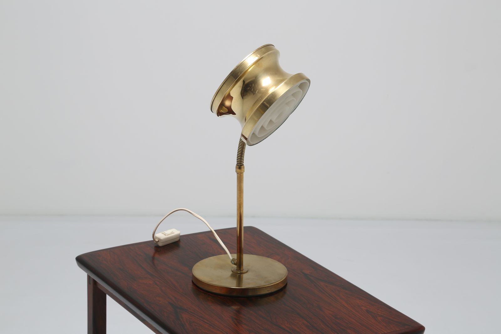 Mid-Century Modern Zweedse messing bureaulamp met verstelbare zwenkarm van Konsthantverk Tyringe, jaren 1960 photo 625.0
