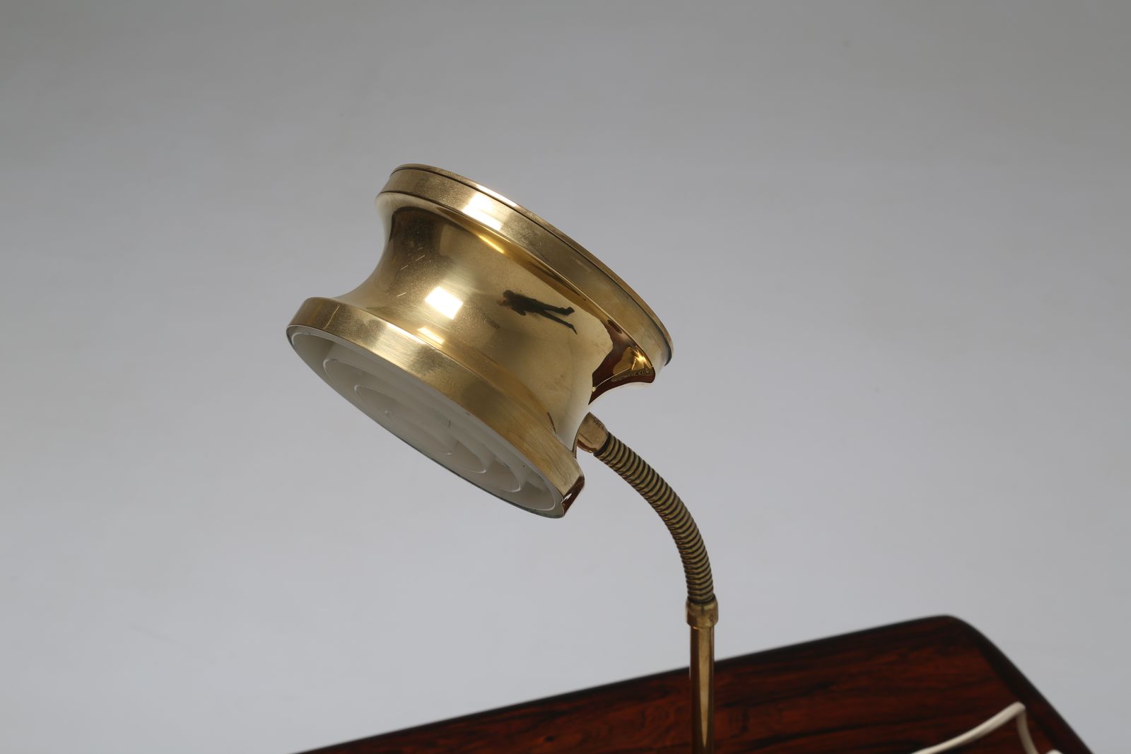 Lampe de bureau mid-century modern suédoise en laiton à bras articulé réglable par Konsthantverk Tyringe, années 1960 photo vinterior