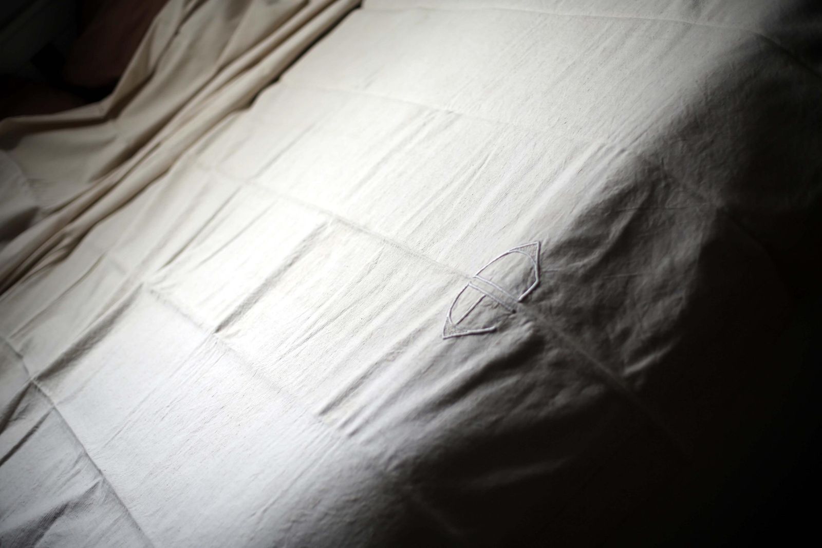 photo vintage Large Antique French Bed Sheet White Linen Metis Monogrammed Homespun Hand Embroidered Loomed Fabric Ad Double
