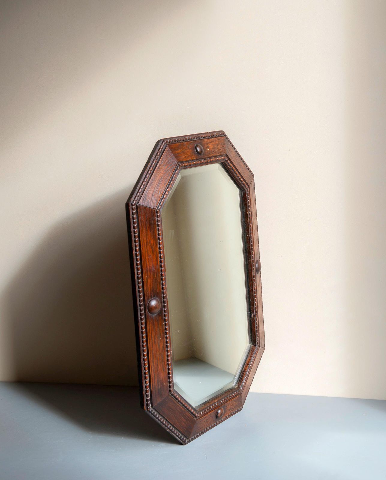Art Deco Nederlandse Eiken Wandspiegel | Achthoekige Geslepen Spiegel | Jaren 1920 Geometrische Schoorsteenspiegel photo furniture