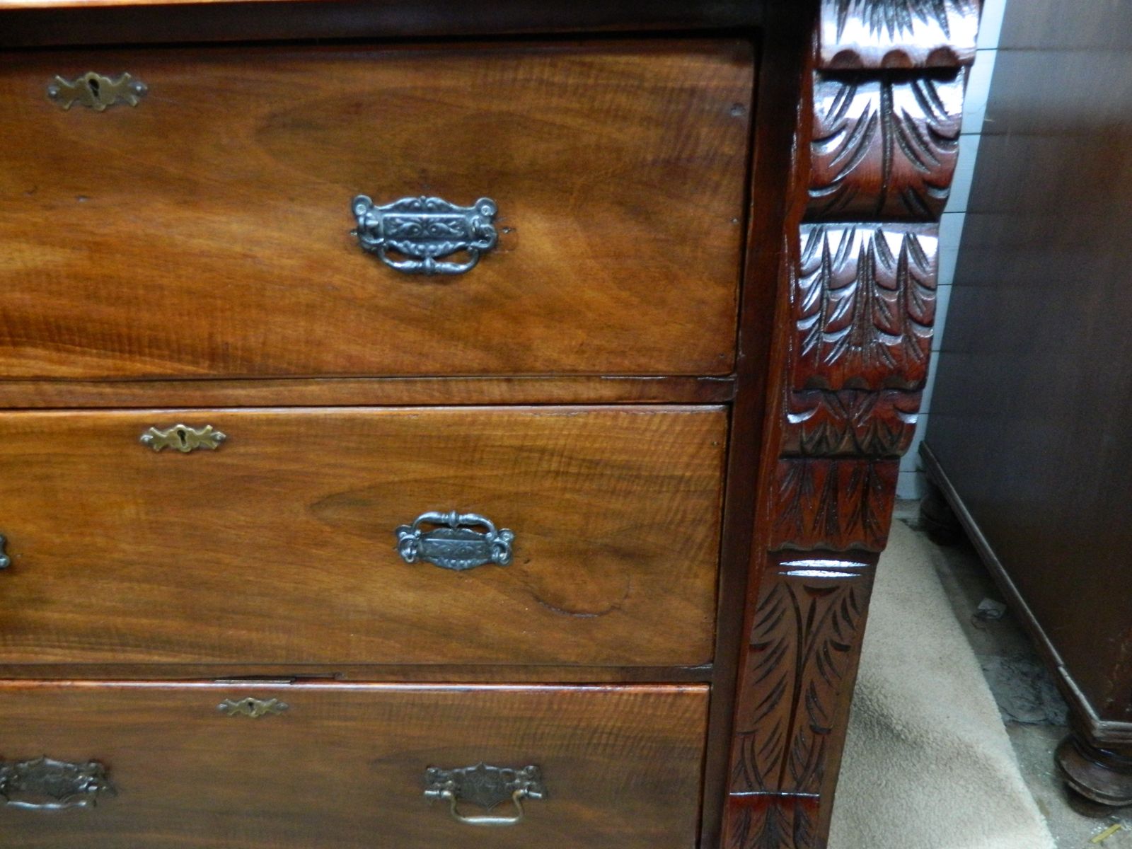 Mahogany Veneer Scotch Chest Of Drawers photo vinterior