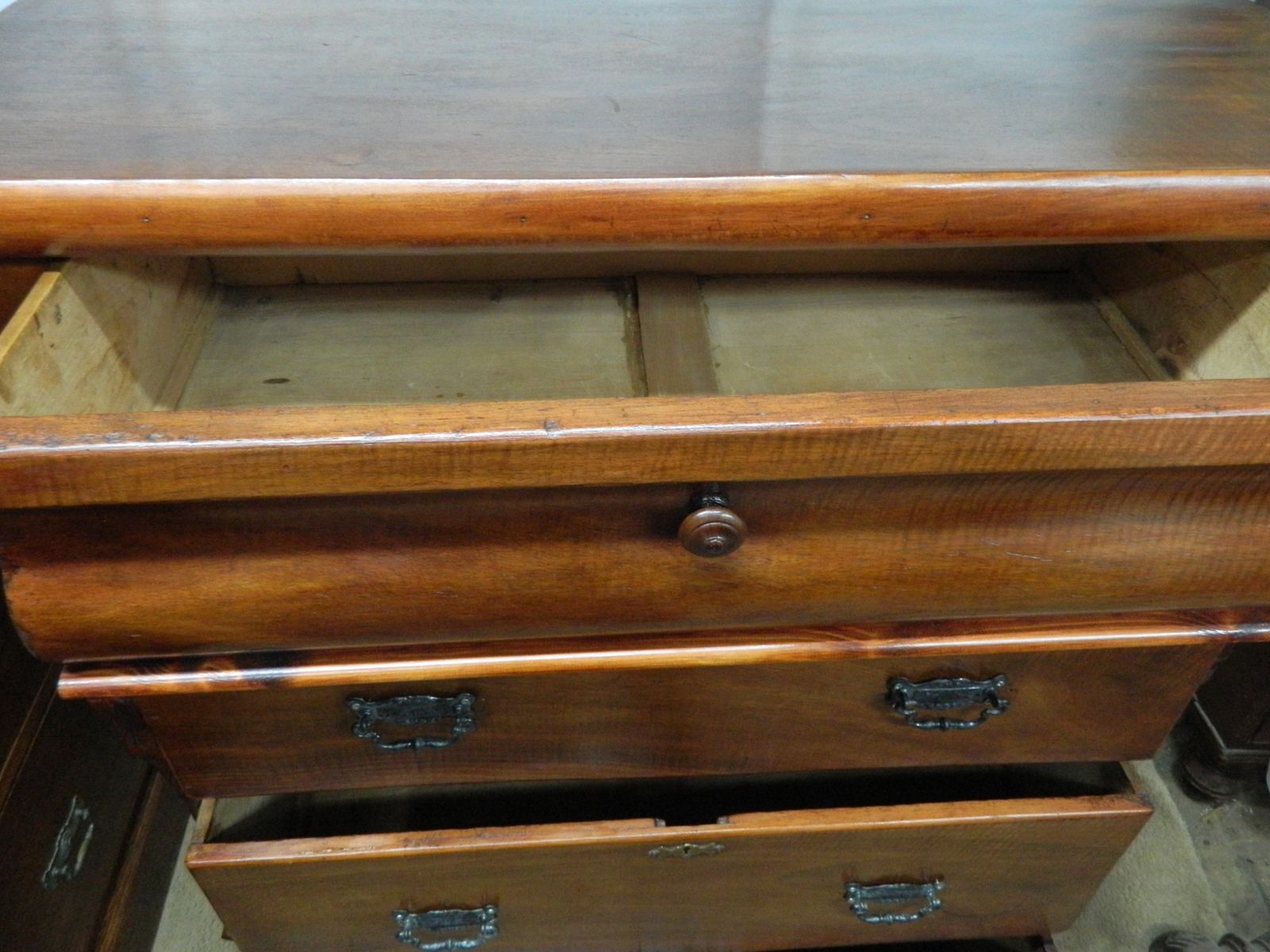 photo vintage Mahogany Veneer Scotch Chest Of Drawers