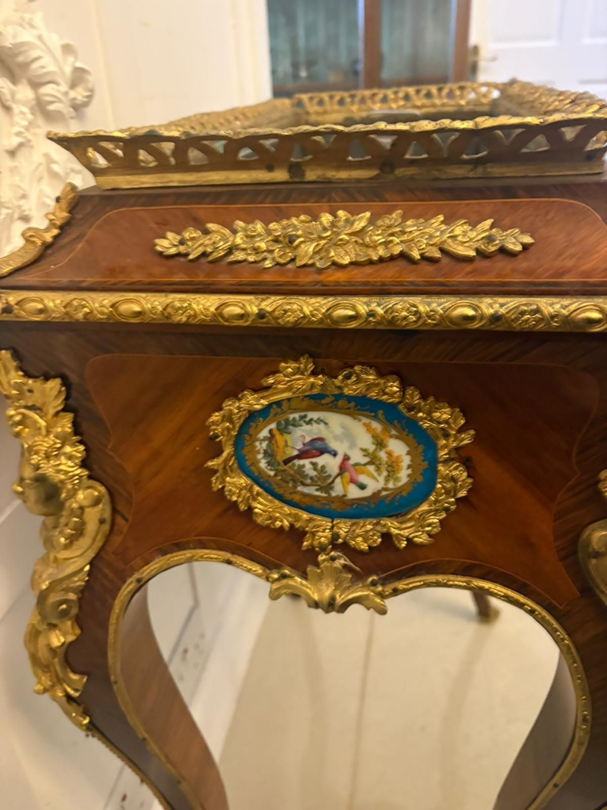 photo vintage Antique French 19th Century Ormolu Mounted Kingwood Jardiniere Stand Porcelain Plaque