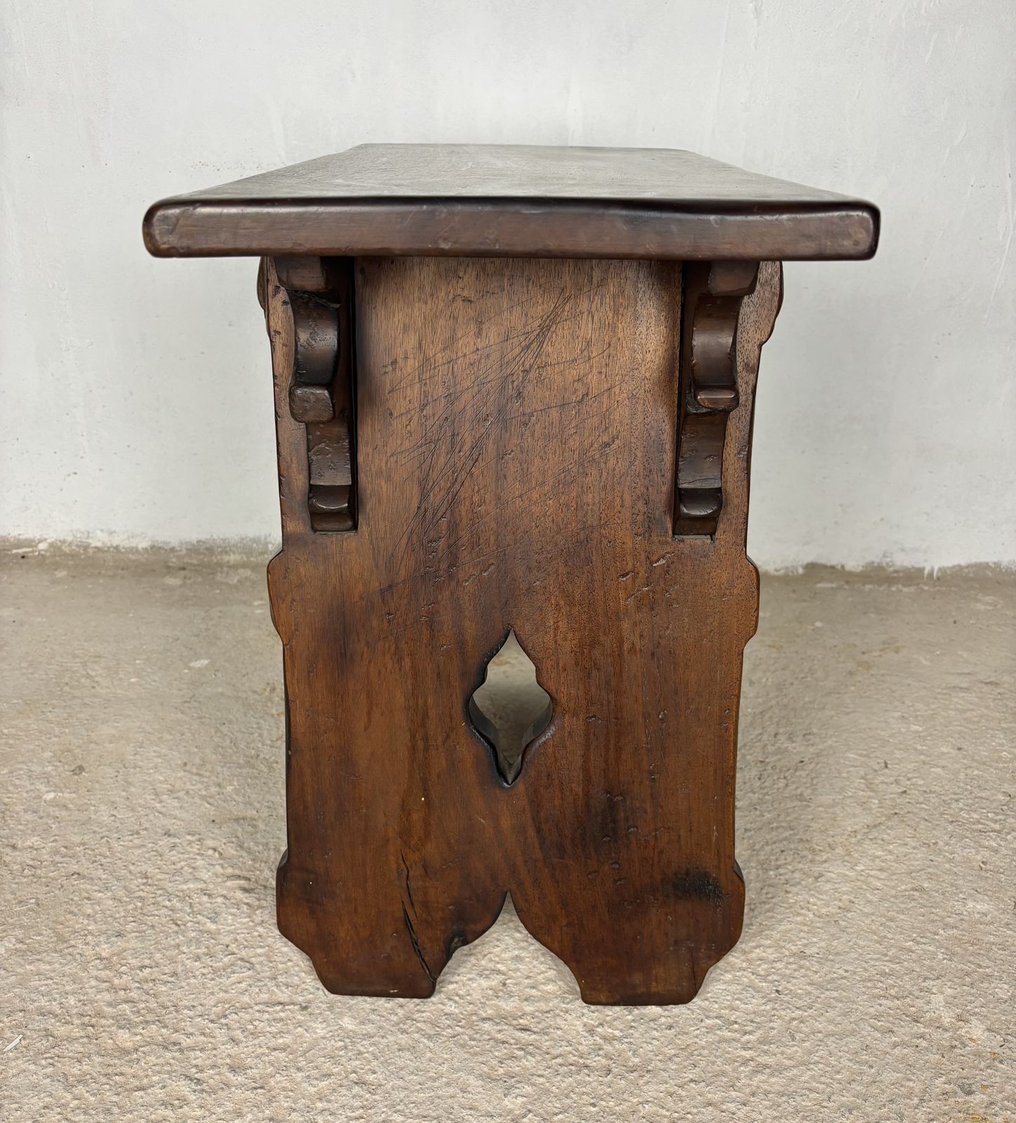 photo for sale Rustieke handgesneden walnoten kruk of bijzettafel, begin 20e eeuw