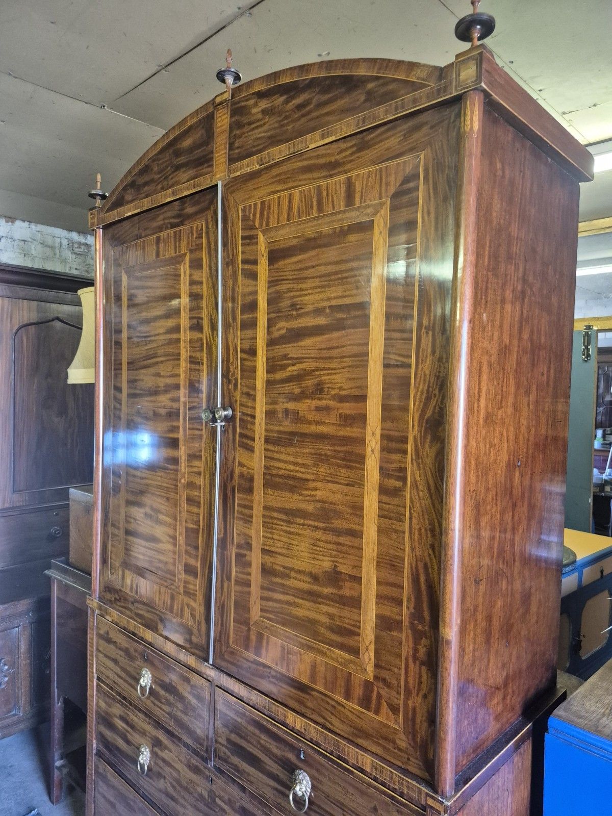 photo vinterior Exceptional Huge Dutch Cuban Mahogany Satinwood Crossbanded Regency Linen Press