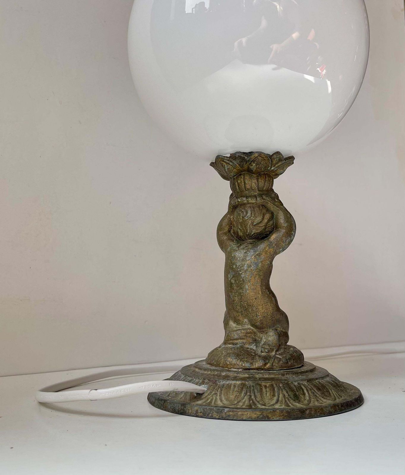 Klein Italiaans bronzen cherubijn-tafellampje met opaline bolkap photo vintage