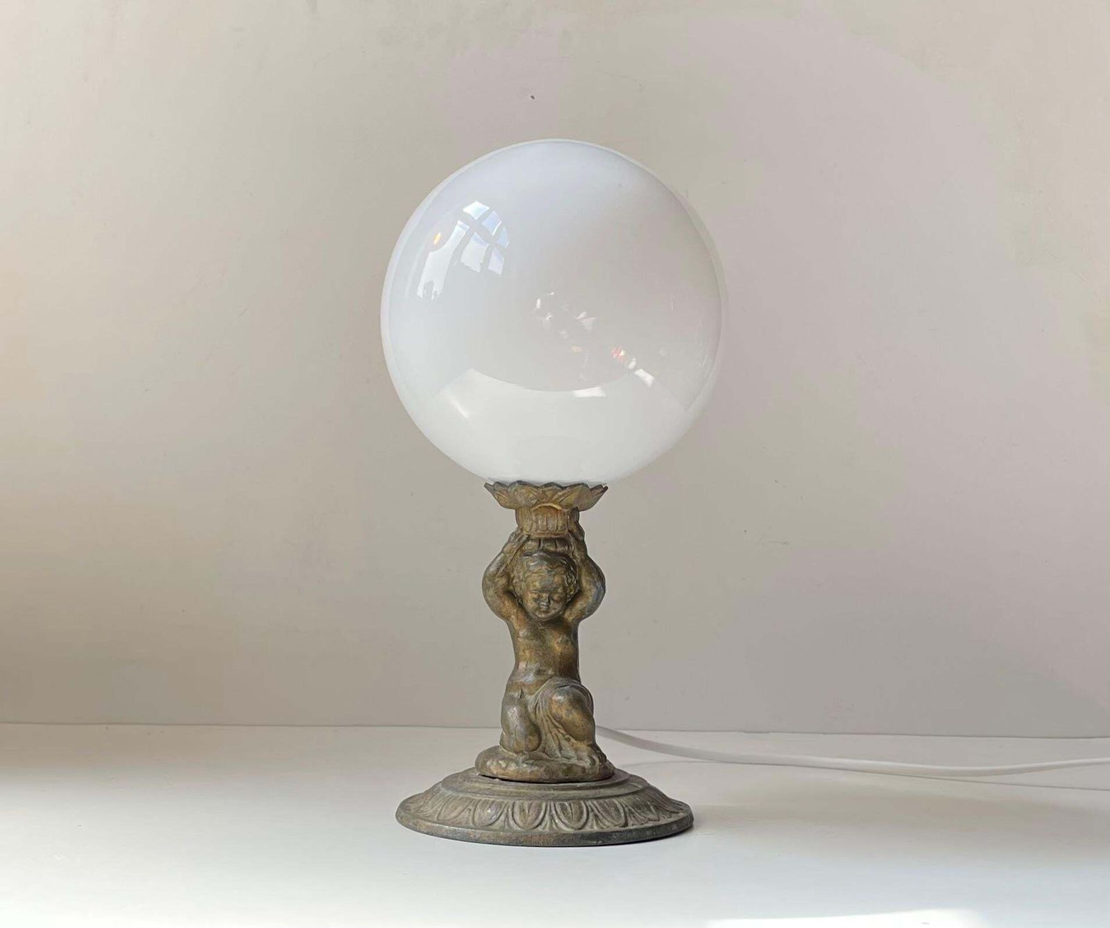 photo furniture Klein Italiaans bronzen cherubijn-tafellampje met opaline bolkap