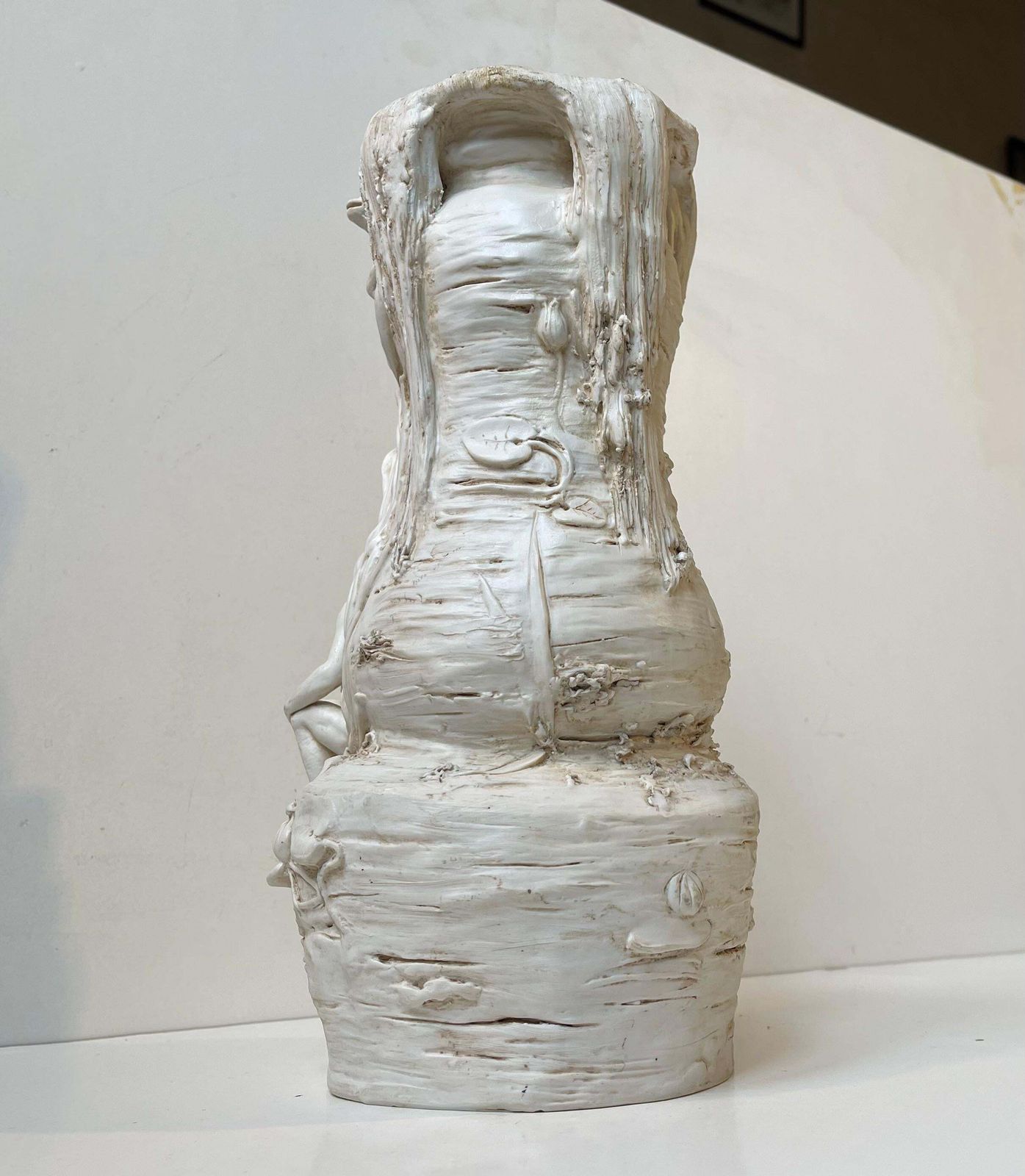 photo vinterior Vase d'époque bohémien en porcelaine biscuit, tronc d'arbre enchanté aux créatures féeriques