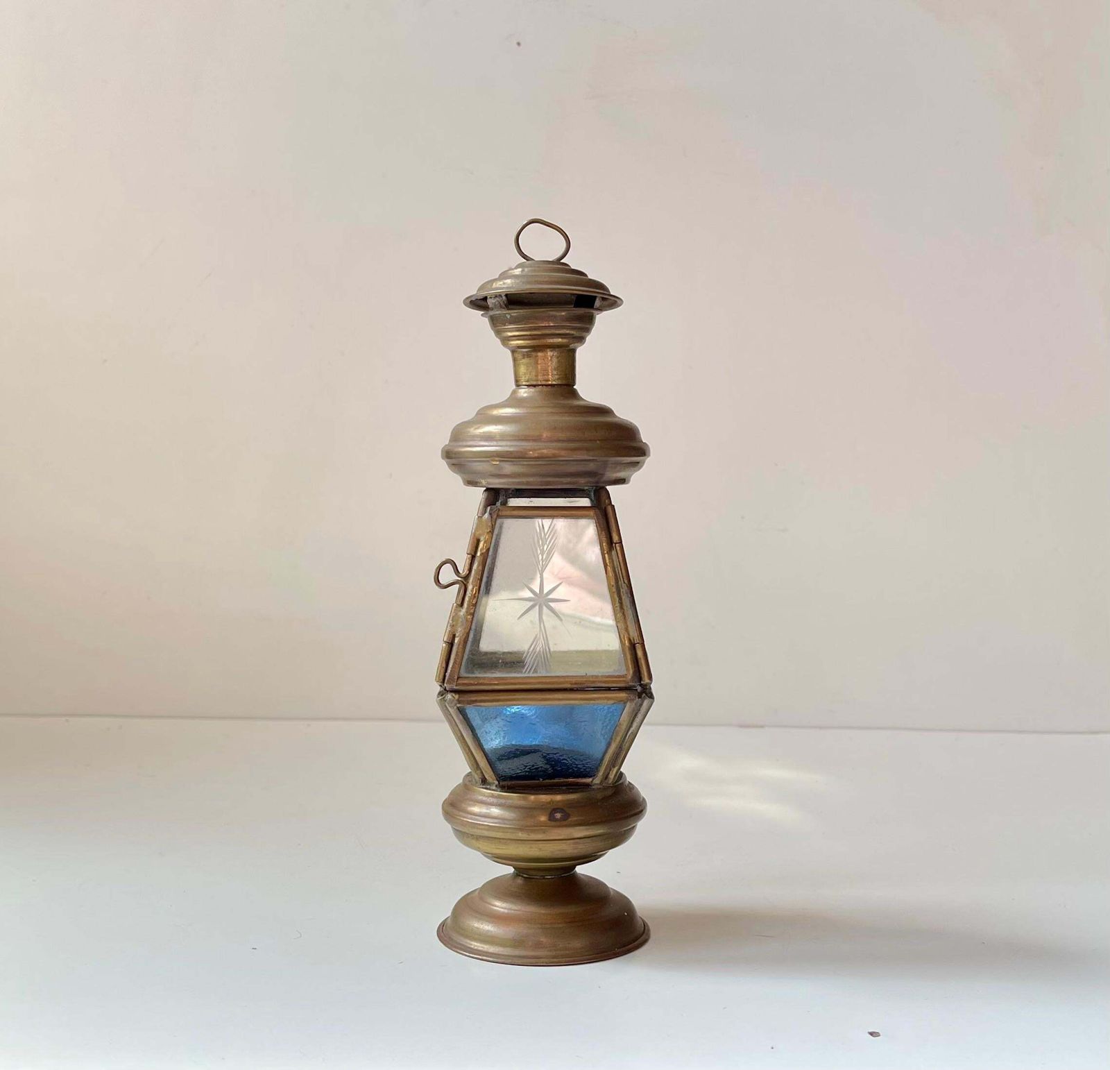 Art Deco Lantaarn in Messing, Gegraveerd en Gekleurd Glas, jaren 1930 photo furniture