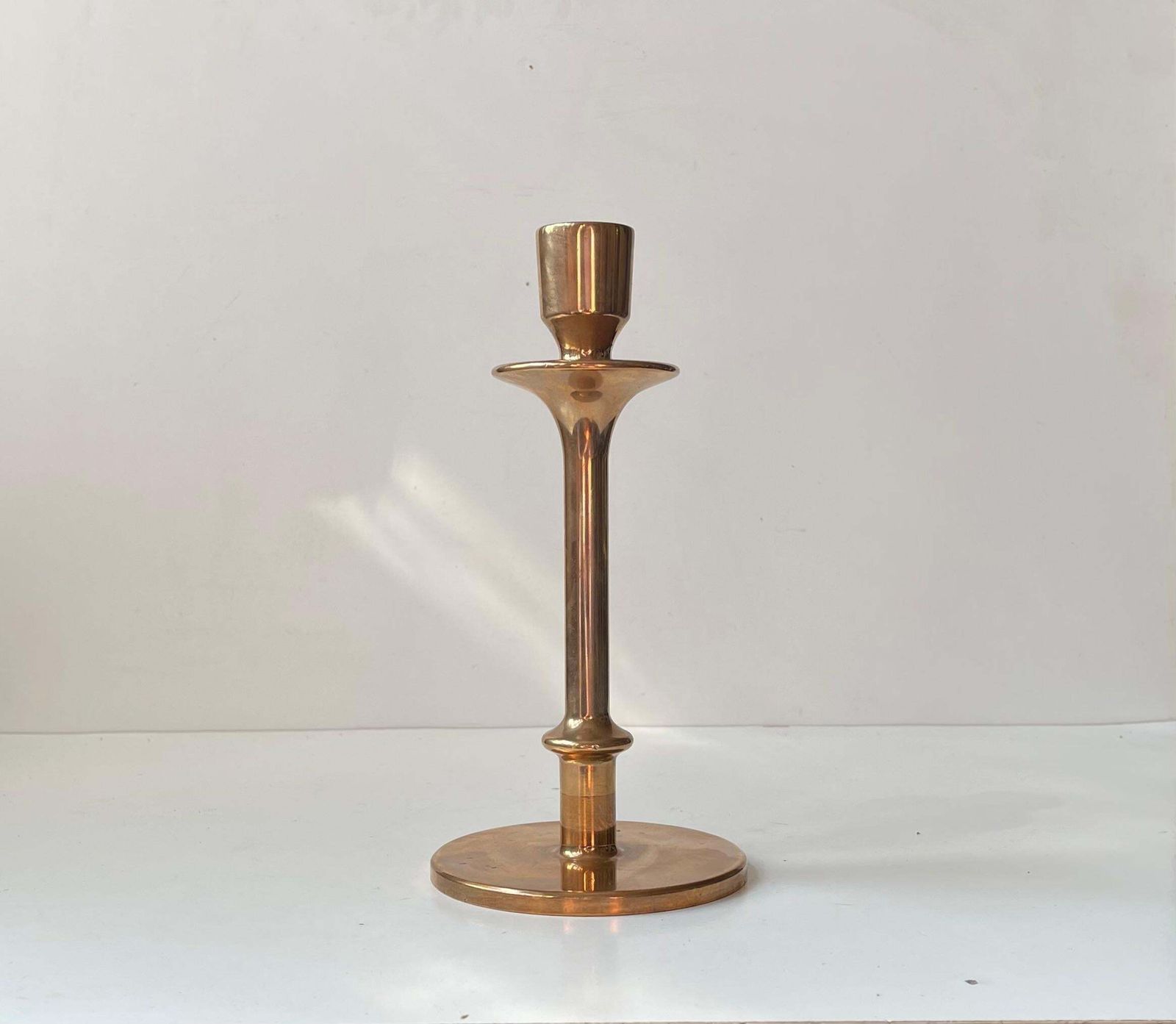 Zweedse Bauhaus kandelaar in brons door Oskar Olsson photo vinterior