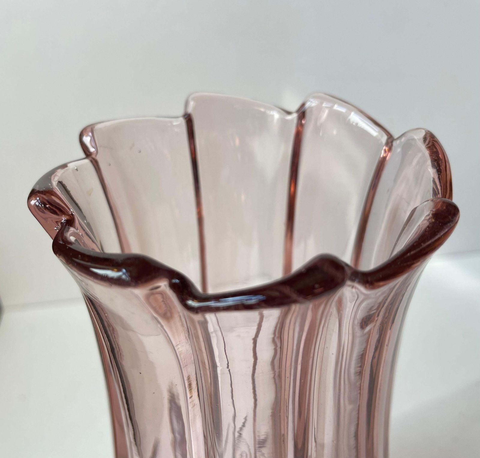 Boheemse art deco vaas in roze Rosaline glas, jaren 1930 photo Woonaccessoires