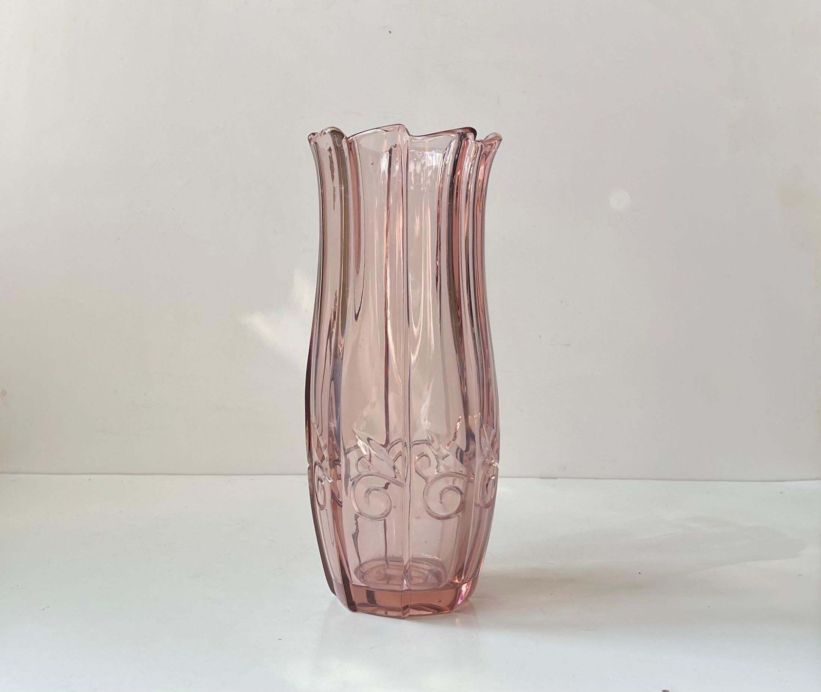 Boheemse art deco vaas in roze Rosaline glas, jaren 1930 photo vinterior