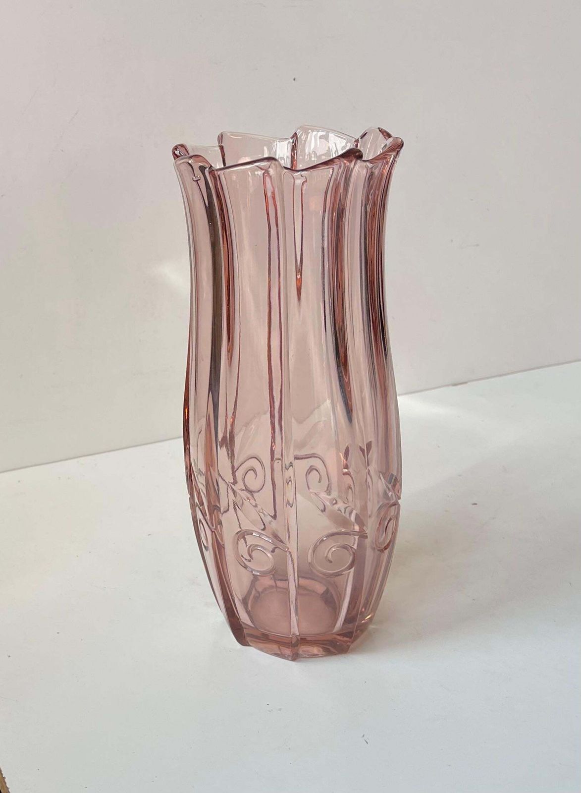 Boheemse art deco vaas in roze Rosaline glas, jaren 1930 photo vintage