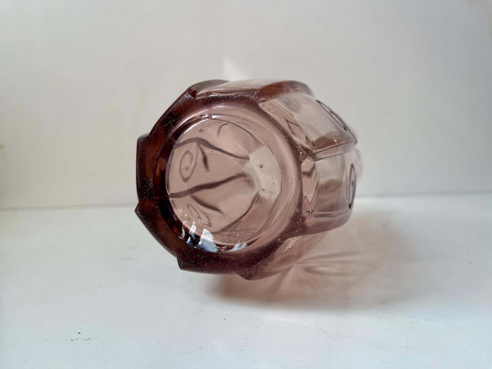 photo furniture Vase Art déco bohémien en verre Rosaline rose, années 1930
