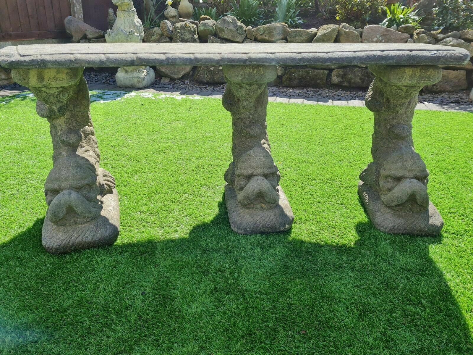 Banc de jardin Dolphin vintage, vert patiné, en pierre anglaise (livraison disponible via notre transporteur partenaire spécialisé DC1D Limited). photo furniture