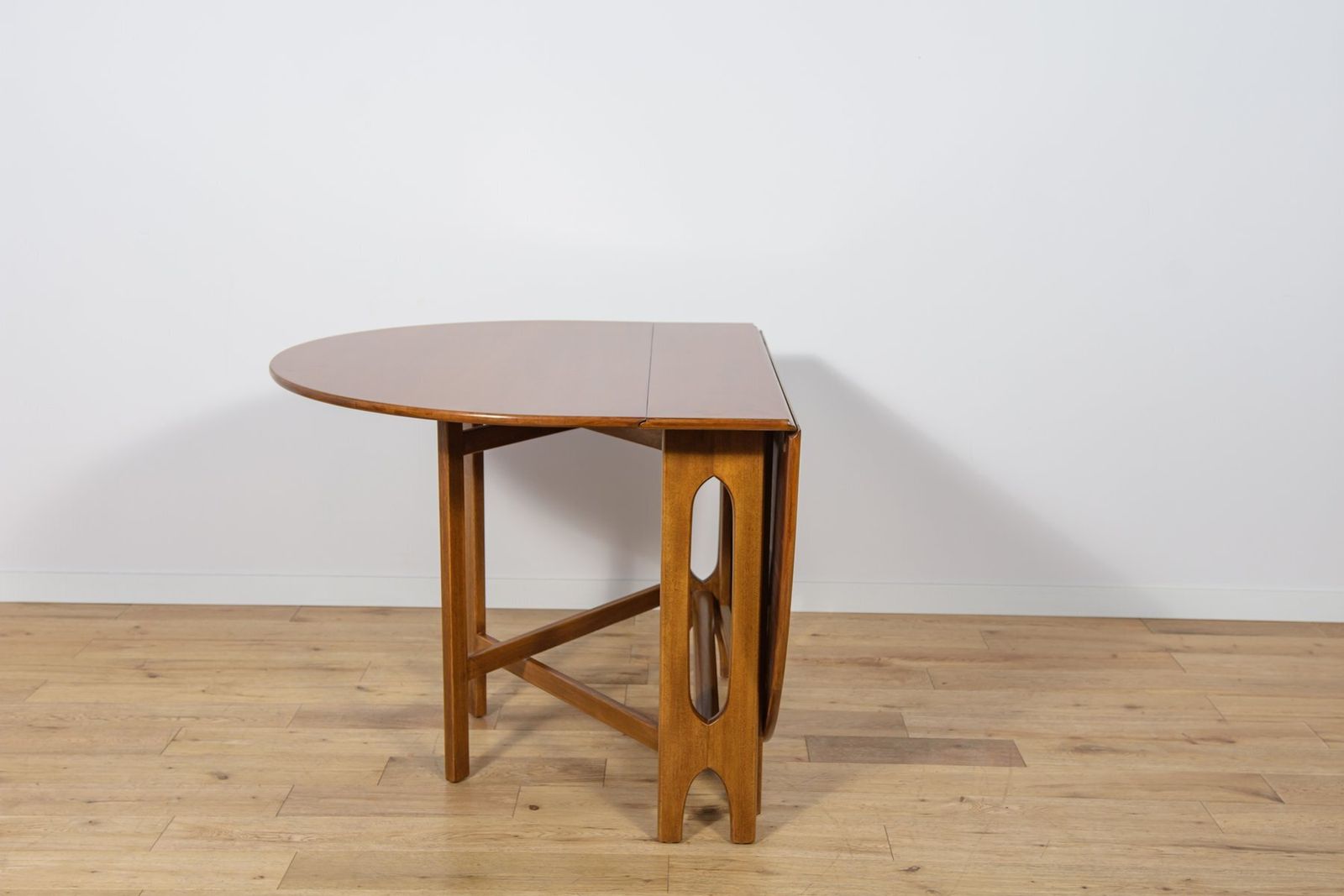 Mid Century Modern Round Drop Leaf Dining Table From Jentique, United Kingdom, 1960s photo vinterior