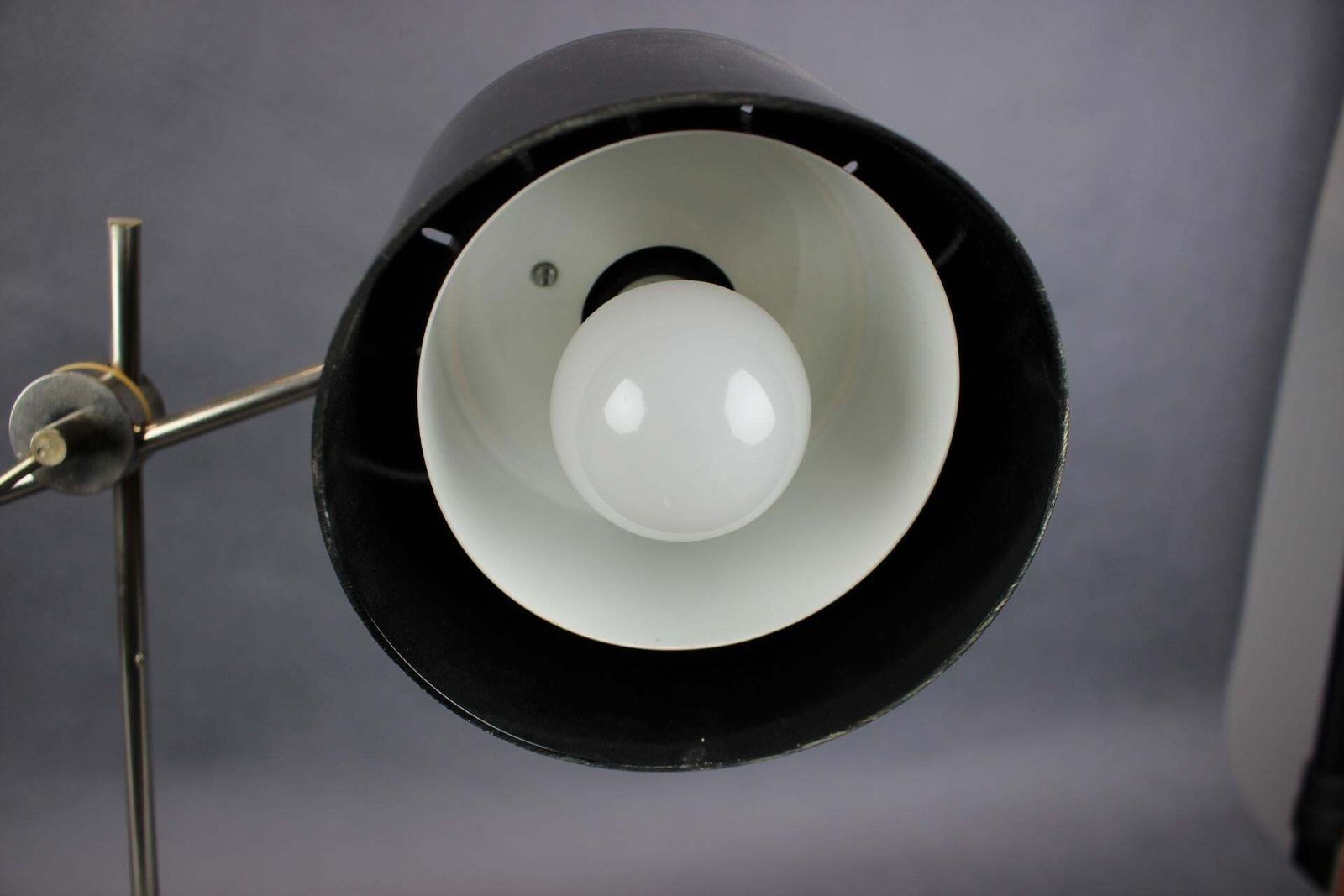 Lampe de bureau mid-century réglable en chrome et bakélite, Tchécoslovaquie, années 1950 photo vinterior