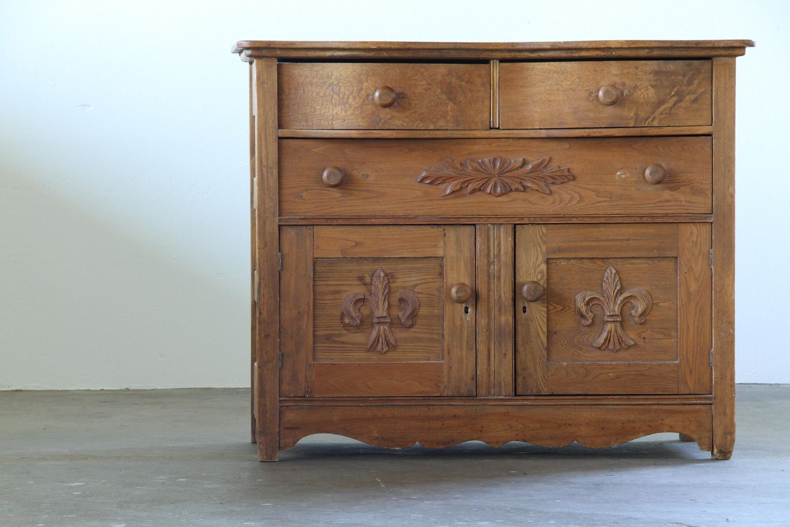 photo vintage Vintage Farmhoues Cabinet, Commode In Oak Wood, 19th Century Denmark 1850s