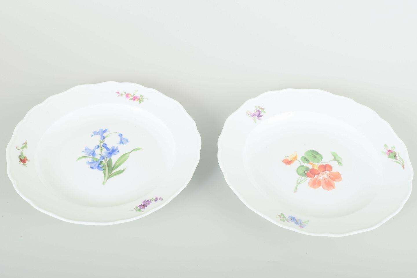 Meissen, Duitsland. Twee Porseleinen Borden Met Bloemenmotieven. Ca. jaren 1930 photo furniture