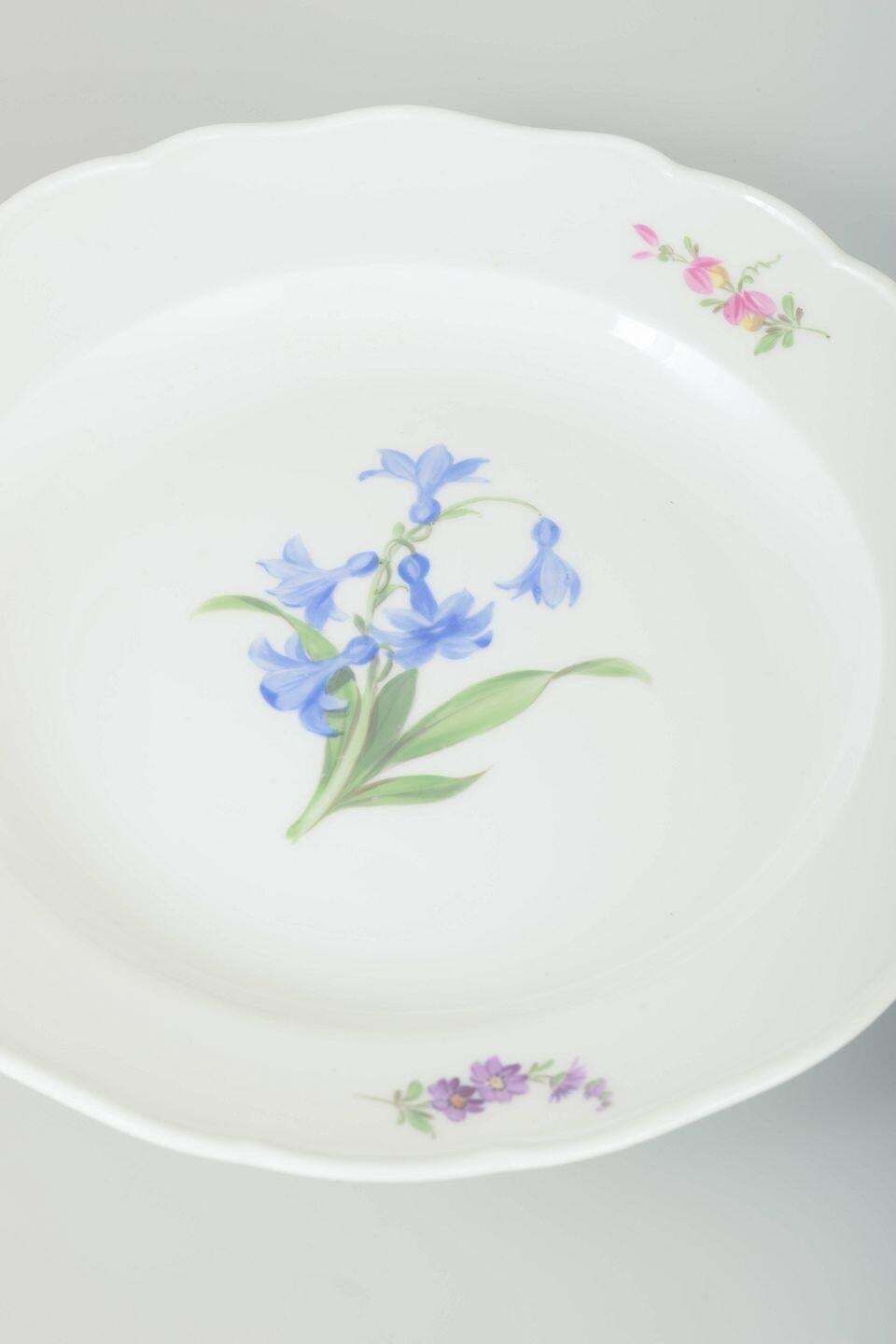 Meissen, Duitsland. Twee Porseleinen Borden Met Bloemenmotieven. Ca. jaren 1930 photo for sale
