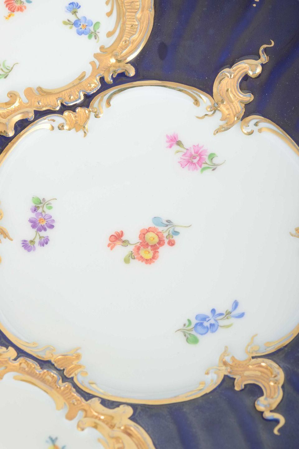 Meissen. Porseleinen schaal met gekartelde rand, kobaltblauwe glazuur, bloemmotief. photo for sale