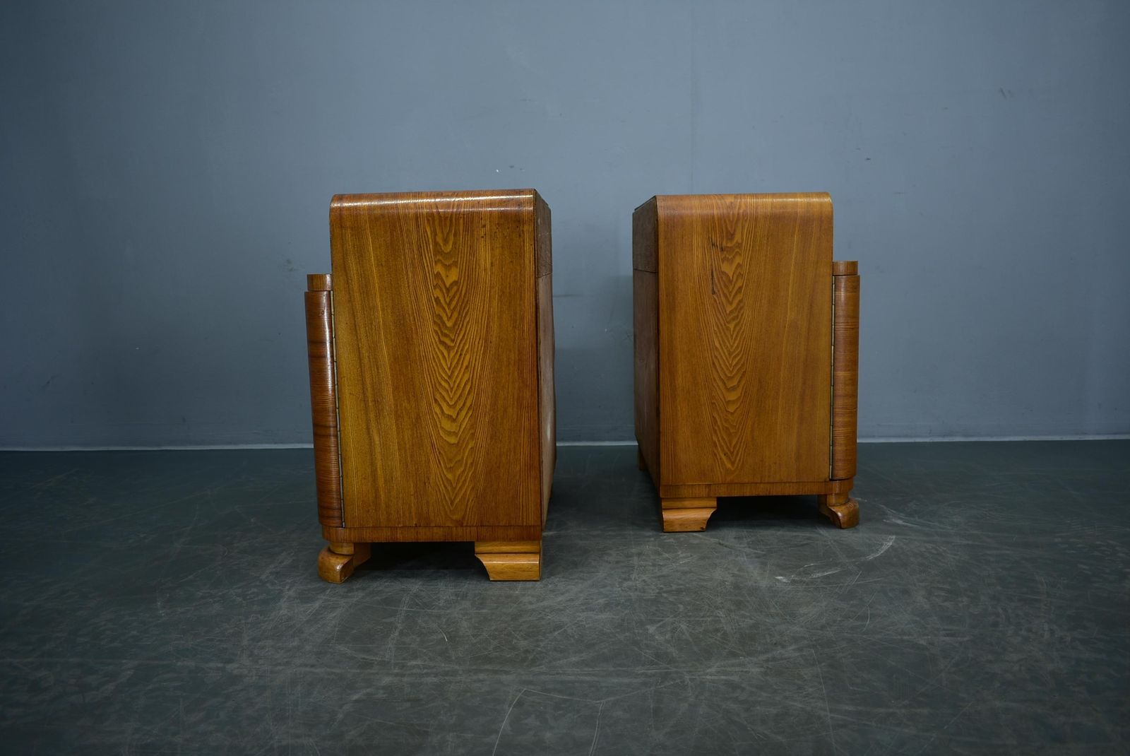 photo buy Paar art deco nachtkastjes, Tsjecho-Slowakije, 1939