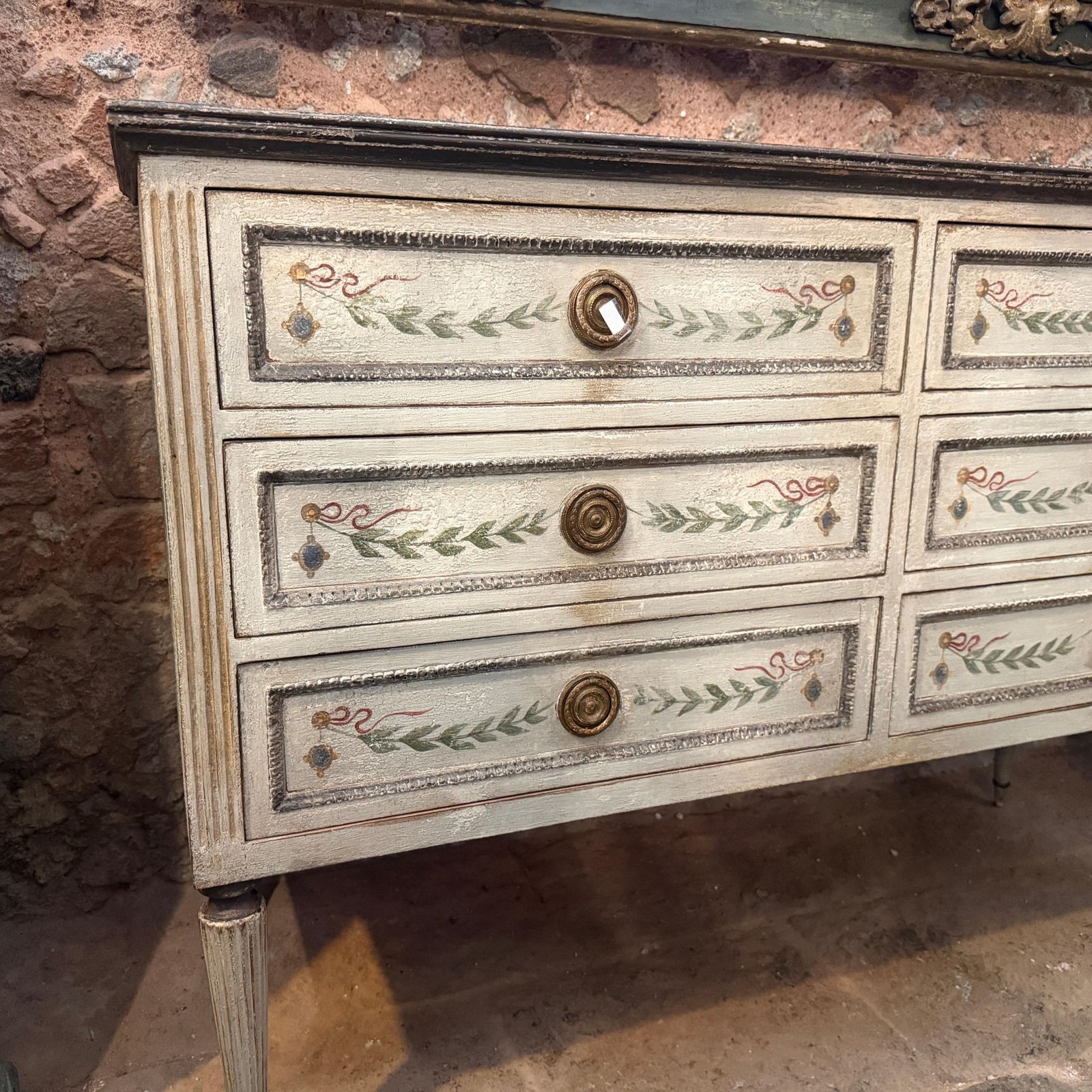 photo vinterior A Louis XVI Lacquered Wood Florentine Chest Of Drawers