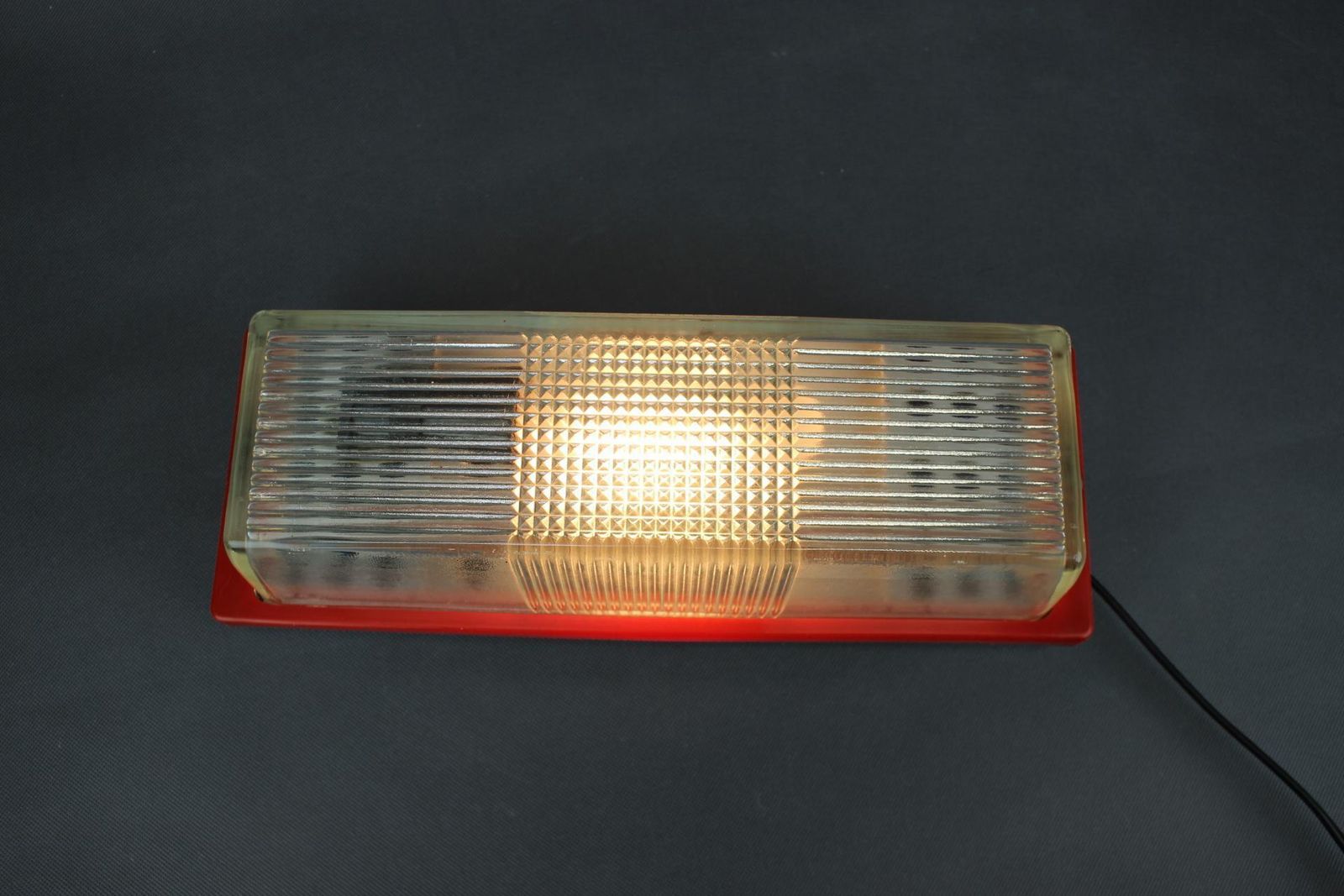 Tsjechoslowaakse Space Age wandlamp uit de jaren 1970 met rood plastic en glas photo vintage