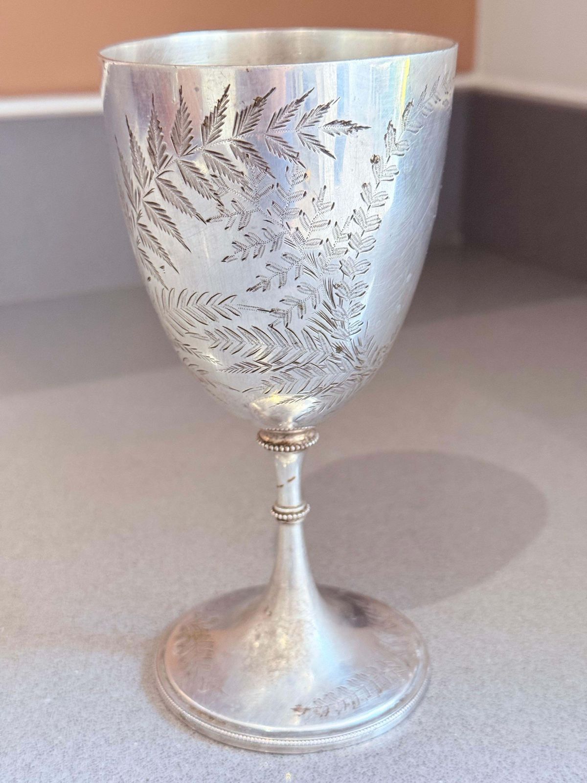 Gegraveerde bokaal / decoratieve wijnkelk, vintage verzilverd glaswerk photo for sale